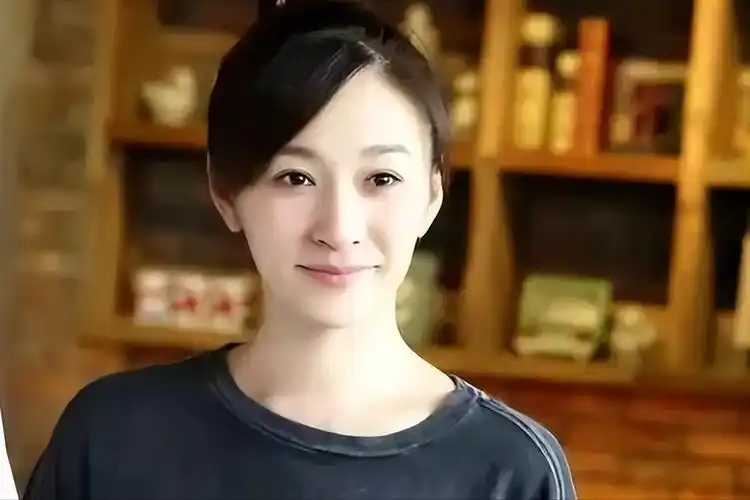 张柏芝孙东海现身泳池,她穿黑衣笑容甜蜜,男方与3娃互动显拘谨_李小冉