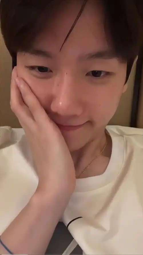 边伯贤超话#边伯贤##边伯贤亚洲巡演#240407|ins直播小萌狗狗06自截