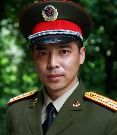演军人角色最经典的男星,个个铁骨铮铮,而他至今无人超越