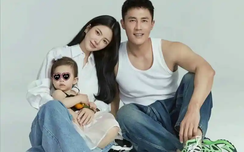 杜淳老婆餐厅就餐遭烫伤,换座就女引热议?_王灿_生活_孩子