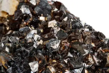 白色背景上的宏观矿物石砷黄铁矿照片