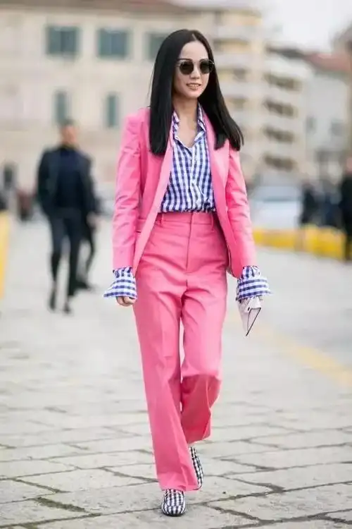 宝蓝色或者藏蓝色这类比较重的色彩也可以和粉色搭配~能为造型增添