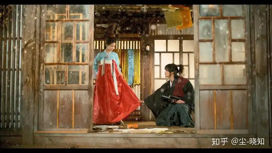 韩剧阳光先生里第5集爱信与东昧拉裙子片段是什么意思