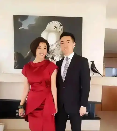 刘晓庆晒小鲜肉合影对着他笑的合不拢嘴穿红裙风韵犹存好般配