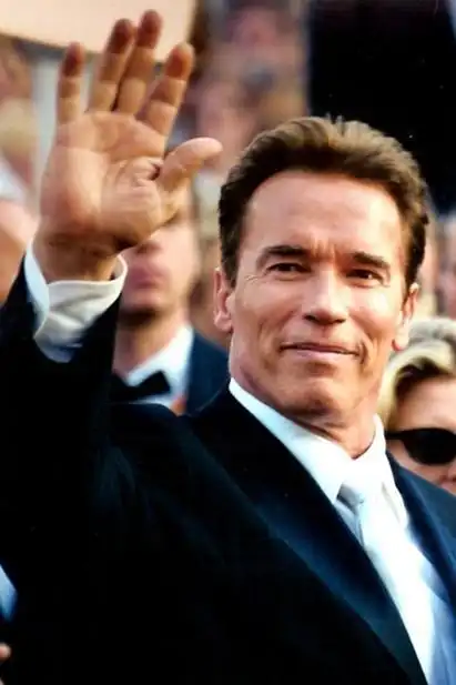 据外媒,好莱坞动作巨星,前加州州长阿诺·施瓦辛格,已经跟妻子玛利亚