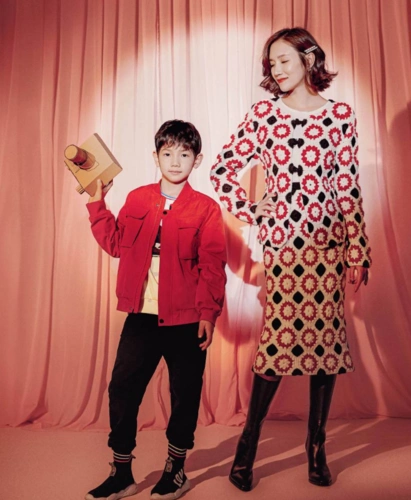 杨烁宅家跟女儿跳舞连挠脸都学温柔宠溺全给了女儿儿子惹人心疼