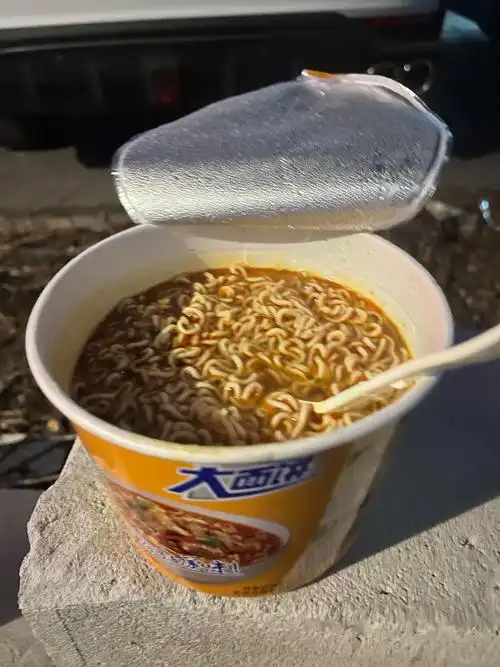 者也 的想法: 一碗泡面的浪漫 | 一碗工地的泡面,吃出夫妻的浪漫.