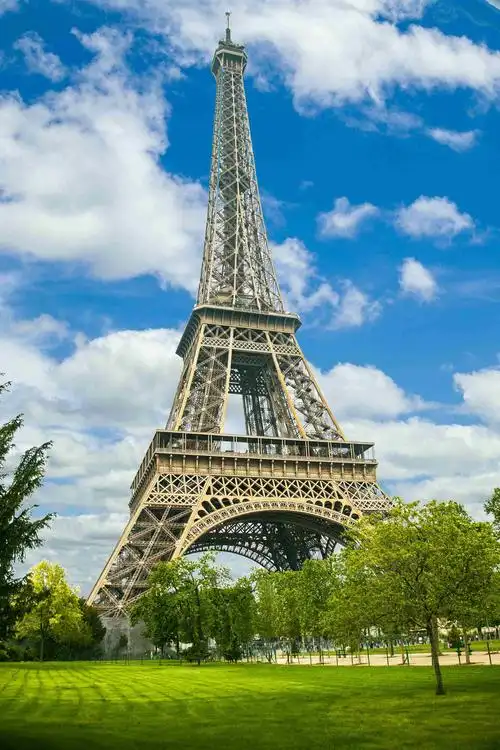 法国地标性建筑-巴黎埃费尔铁塔.
