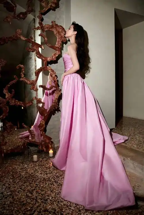 刘亦菲真的瘦了!穿芭比粉礼服闪耀威尼斯,跟安妮海瑟薇同框不输