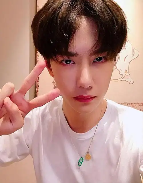 最后,举报者指出,2019年到2022年间,王一博和他的父亲王正兴每年都