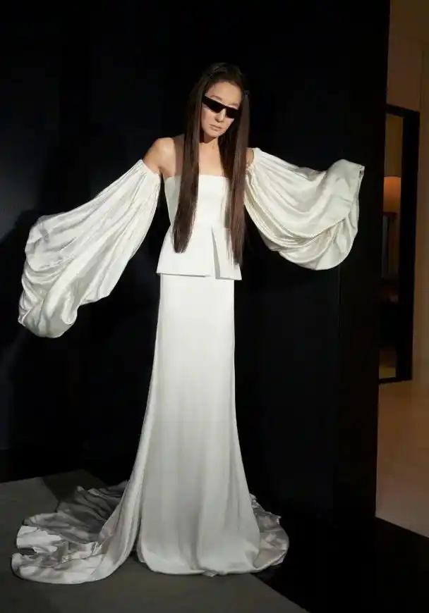 王薇薇虽然已经72岁了,但是整个人身材的纤细骨感,加