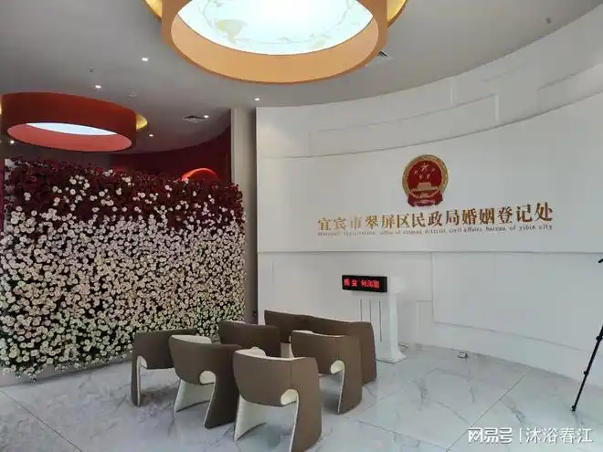 "把婚姻登记处搬进公园",让新人在公园里登记结婚是何的浪漫与温馨.