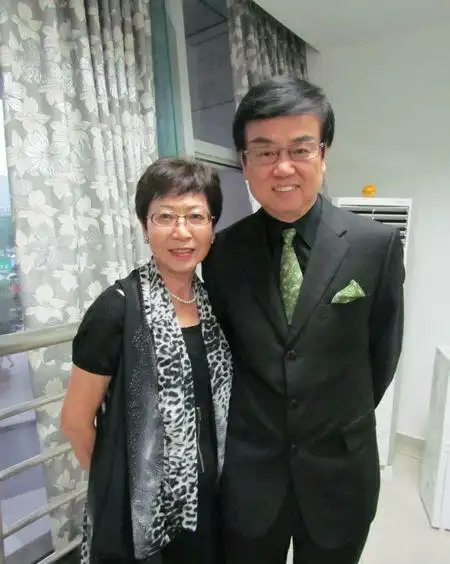 【图】看黄百鸣老婆简介 揭露两人结婚多年恩爱如旧共同抗击病魔