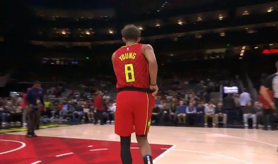 特雷杨赛前身穿8号球衣表达对科比的哀思