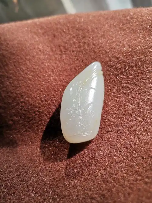 新疆白玉籽君子兰花蕙质兰心挂件阴刻玉雕象原玉雕作品