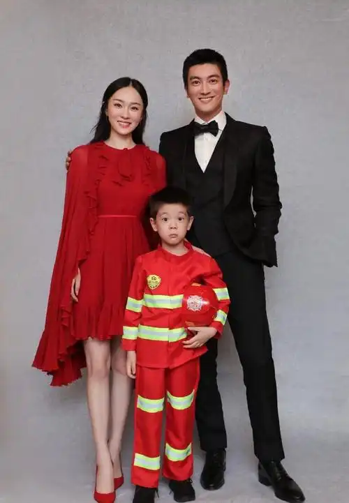 网友偶遇杜江夫妇与好友看电影霍思燕脱俗漂亮有气质