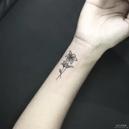 手腕线条花纹身图案