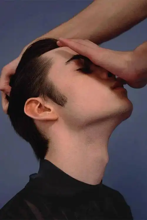 男生穿女装这雌雄莫辨的优雅气质也太美爆火的palomo打破性别界限展现