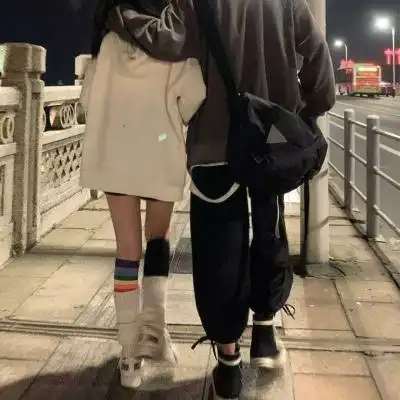 情侣头像背影手牵手图片