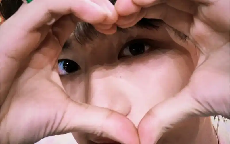 丁程鑫 发射爱心