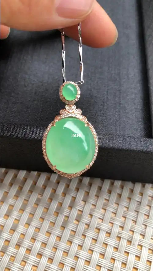 冰绿翡翠蛋面吊坠