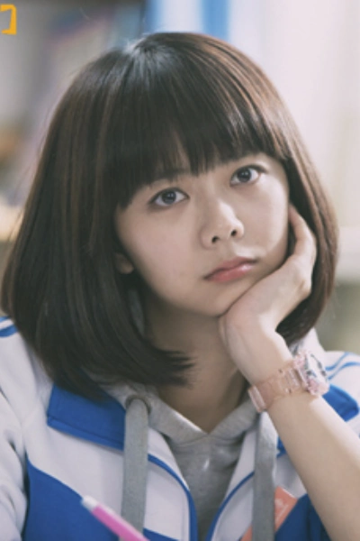 不过和沈月不同的是她的空气刘海儿更加时髦,能让额头显得更加饱满