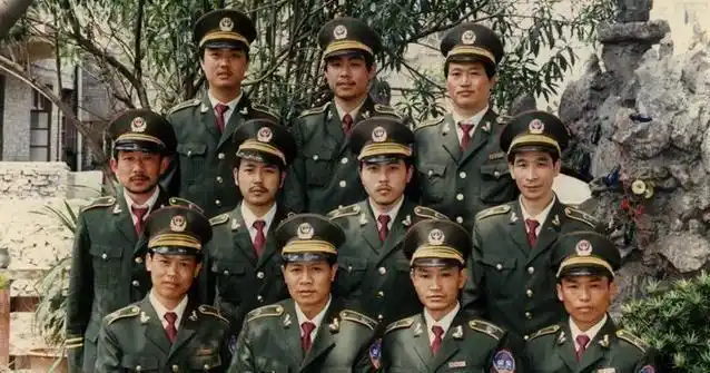 中国警察穿了30年的草绿色警服,2000年,为何换成了藏青色?