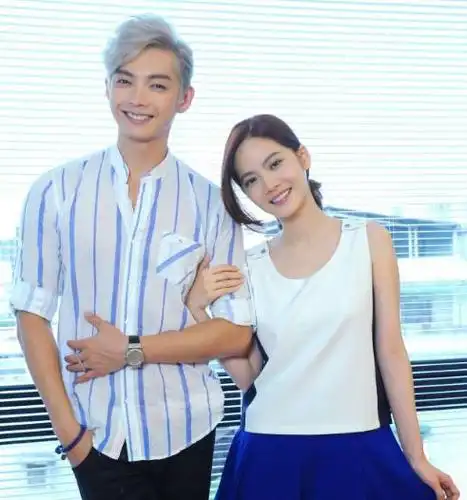 曾之乔情人节晒照秀恩爱,辰亦儒搂老婆肩膀,新婚夫妇超甜蜜