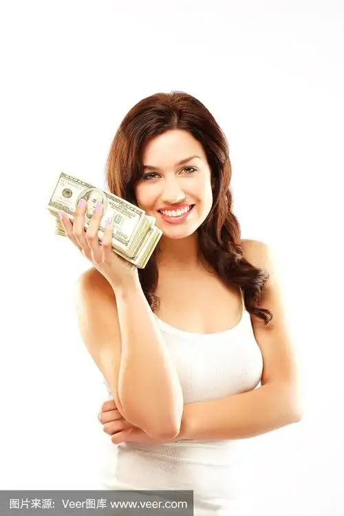 漂亮的黑发女人手里拿着一叠钱