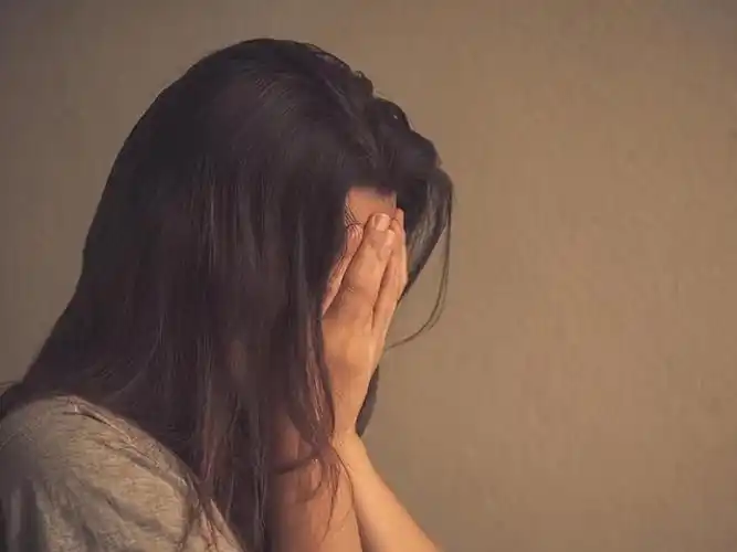 这让你倍感委屈,心里特别难过.孤独伤心哭泣的女孩