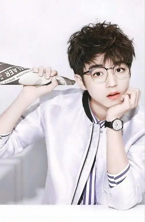 男明星托腮:王俊凯阳光,李现可爱,看到王一博:是我眼花了?