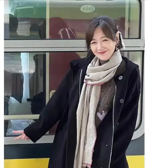 45岁薛佳凝现身上海街头,和路人握手交谈,胖头脸肿被网友吐槽_腾讯