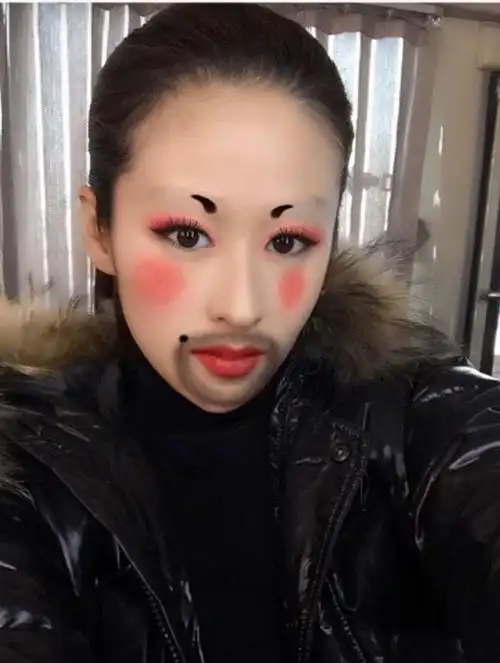 丑照”,不仅在自己的脸上画上逗号眉,还有大片的高原红以及男性