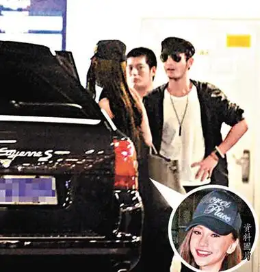 黄晓明日前被拍得在机场叉着腰跟baby说话