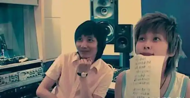 无论是她深情的演唱还是她充满个性的舞台表现,都让人岩酝.