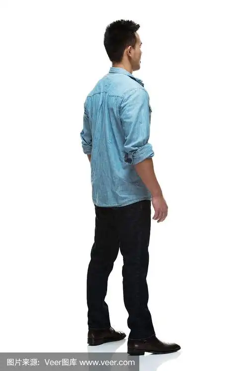 男人站立的侧视图