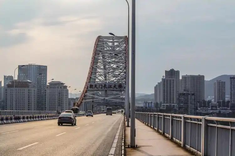 朝天门大桥是江北通往南岸弹子石的一座长江大桥
