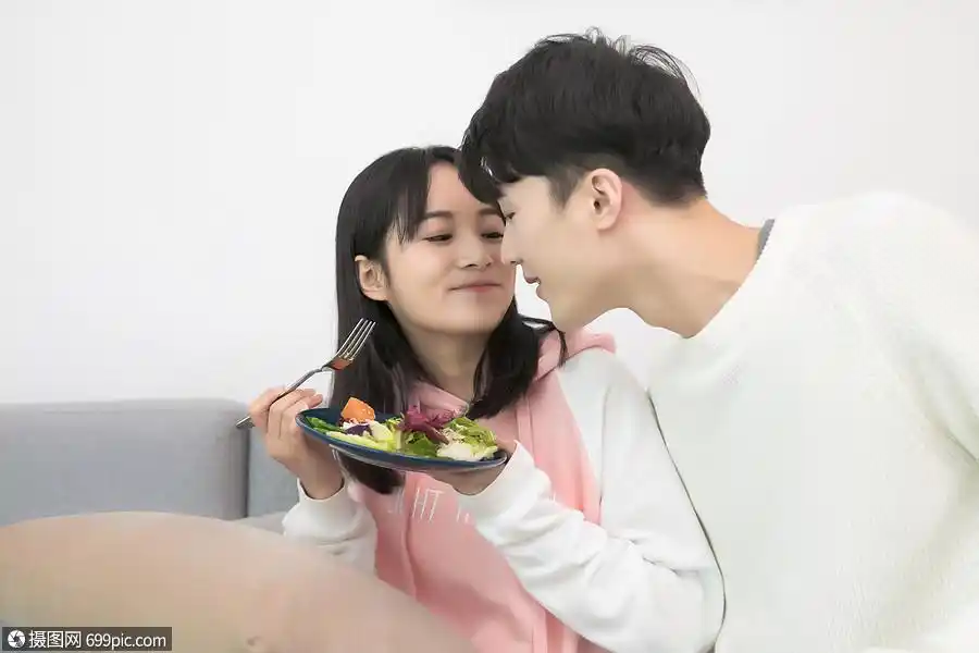 情侣相互喂食浪漫吃饭