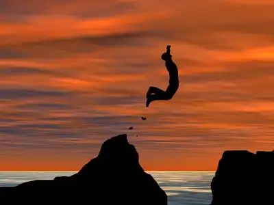 从列跳的男人男人从悬崖跳过差距照片