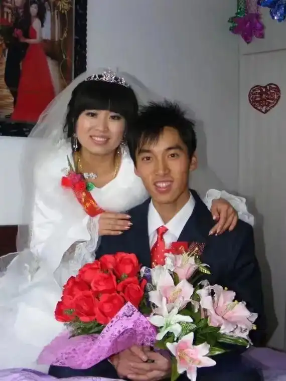 2011年24岁的我们结婚了   那时候结婚婚纱都是穿影楼的 - 抖音