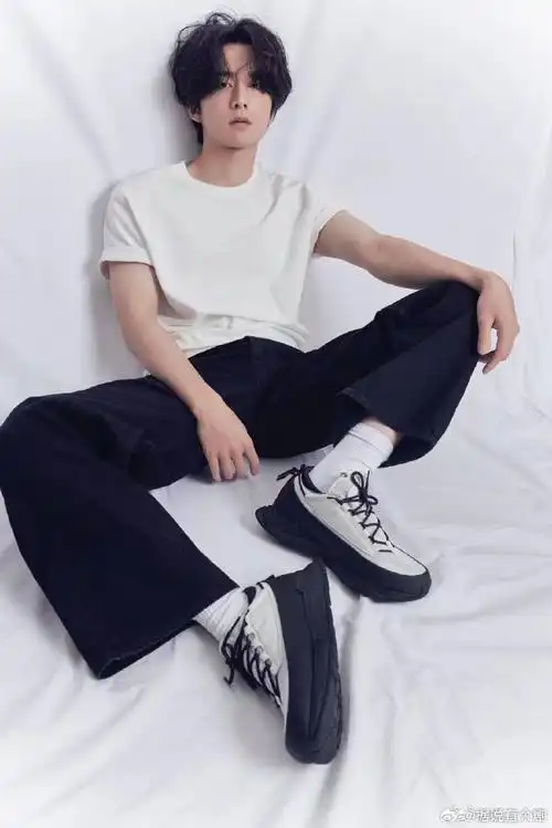 张新成白t造型#又是羡慕张新成的一天,这帅气的脸蛋,还有迷人的身哪