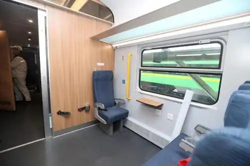 新款复兴号动车组绿巨人来了时速160公里即将投入春运