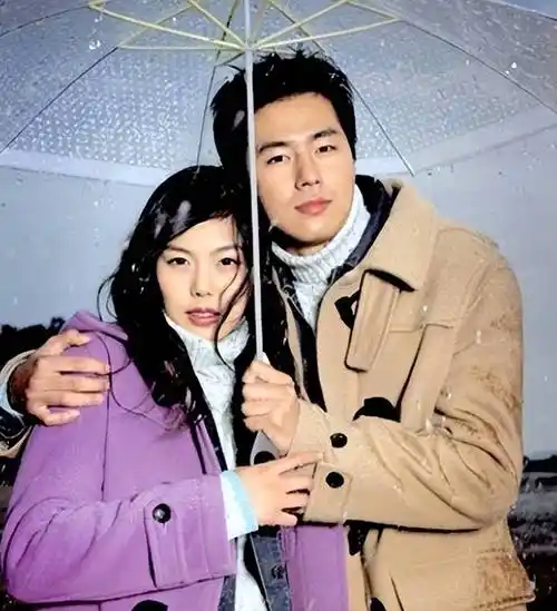 2013年赵寅成搭档宋慧乔主演《那年冬天风在吹》,两人合作无间且cp感