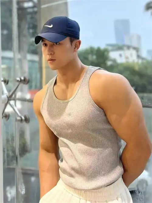 2,男生做健身教练的发展空间还是挺大的,做健身教练,不单单可以帮我们