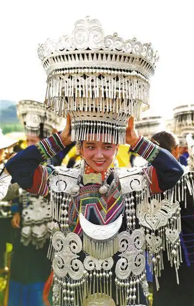 四川省凉山彝族自治州布拖县火把节上身穿彝族服饰的姑娘.