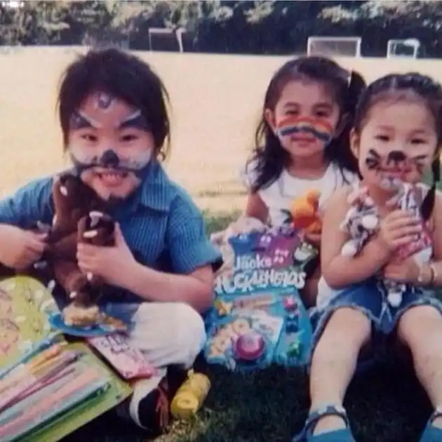 2月7日,窦靖童一张童年旧照曝光,照片中窦靖童与小伙伴们坐在草地上