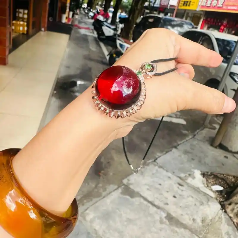 缅甸琥珀天然血珀挂件.莎士比亚说:珠宝沉默不语,却比任何语言 - 抖音