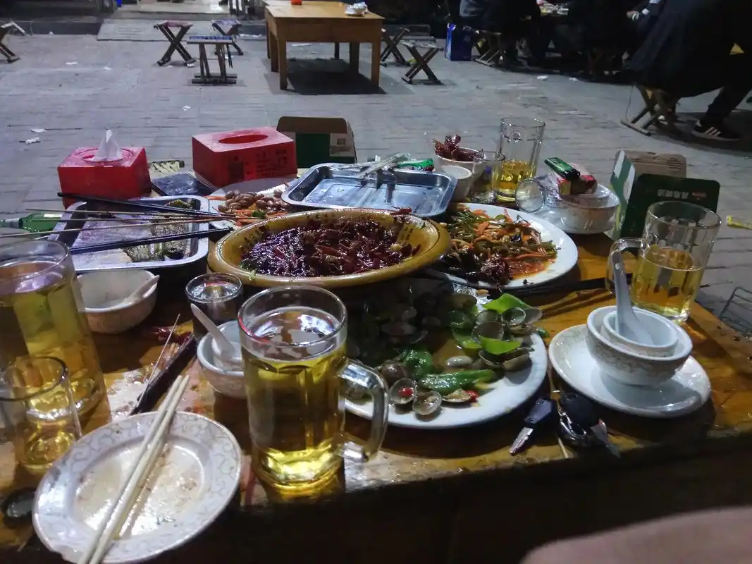 烧烤摊上用扎啤杯,1小时喝10瓶啤酒,只因山东人喝酒有这规矩