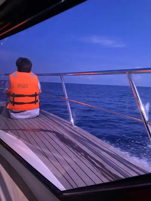 一个只肯露背影的胖帅哥