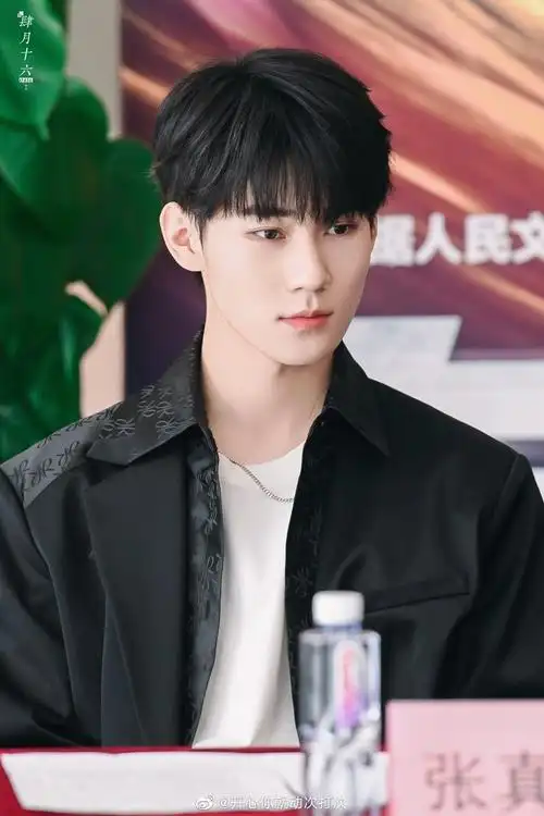 张真源穿黑色西装好板正啊!把黑西装给我焊在身上!|张真源_新浪新闻